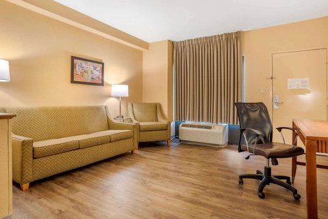 Econo Lodge Inn & Suites Foley - Click Find 34