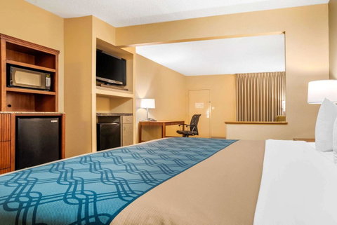 Econo Lodge Inn & Suites Foley - Click Find 14