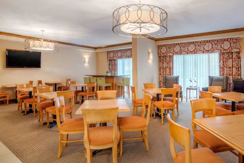 Econo Lodge Inn & Suites Foley - Click Find 12
