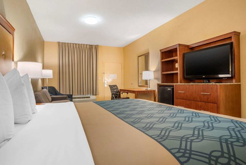 Econo Lodge Inn & Suites Foley - Click Find 26