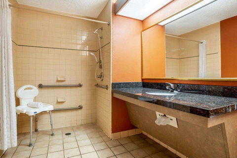 Econo Lodge Inn & Suites Foley - Click Find 10