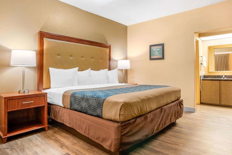 Econo Lodge Inn & Suites Foley - Click Find 28