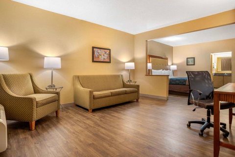Econo Lodge Inn & Suites Foley - Click Find 30