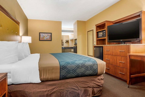 Econo Lodge Inn & Suites Foley - Click Find 37