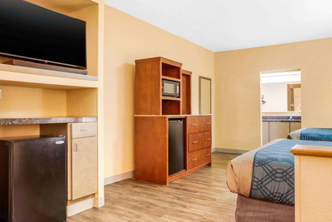 Econo Lodge Inn & Suites Foley - Click Find 19