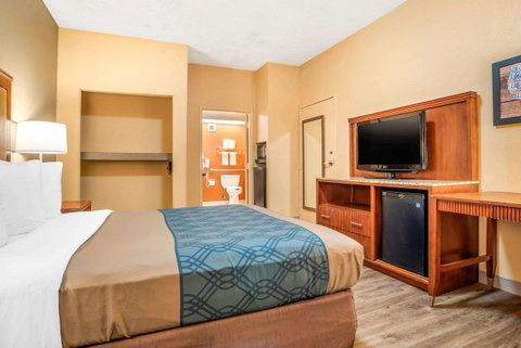 Econo Lodge Inn & Suites Foley - Click Find 3