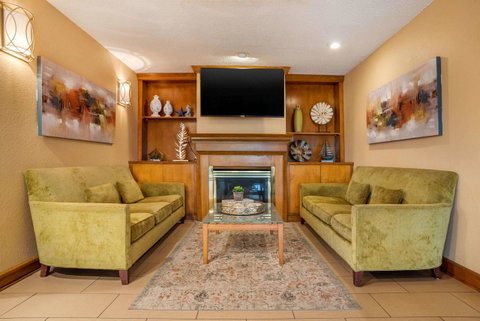 Econo Lodge Inn & Suites Foley - Click Find 39