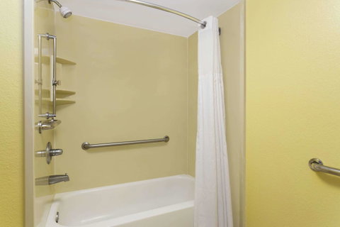 Baymont By Wyndham Mobile/Tillmans Corner - Click Find 41