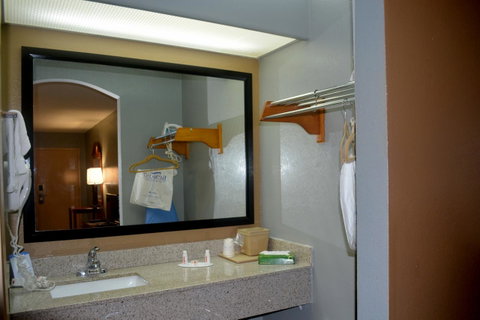 Baymont By Wyndham Mobile/Tillmans Corner - Click Find 29