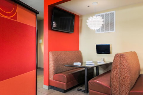Holiday Inn Mobile Airport - Click Find 28