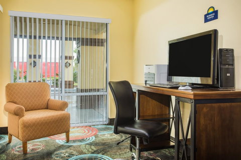 Days Inn & Suites By Wyndham Foley - Click Find 12