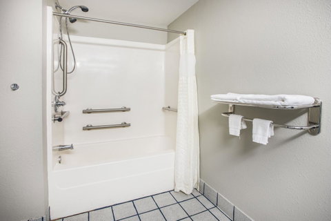 Days Inn & Suites By Wyndham Foley - Click Find 17