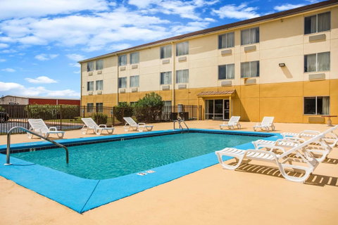 Days Inn & Suites By Wyndham Foley - Click Find 24