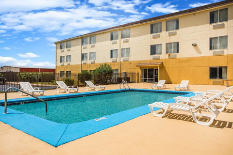 Days Inn & Suites By Wyndham Foley - Click Find 9
