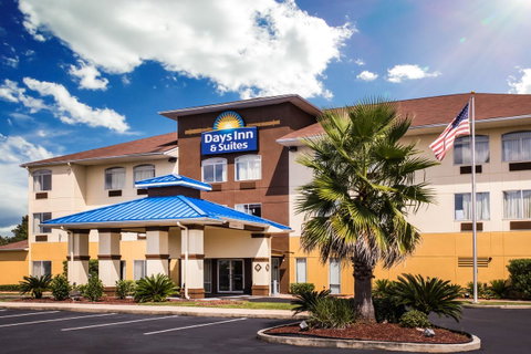 Days Inn & Suites By Wyndham Foley - Click Find 7