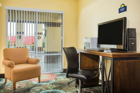 Days Inn & Suites By Wyndham Foley - Click Find 20