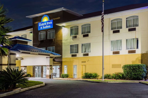 Days Inn & Suites By Wyndham Foley - Click Find 26