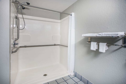 Days Inn & Suites By Wyndham Foley - Click Find 23