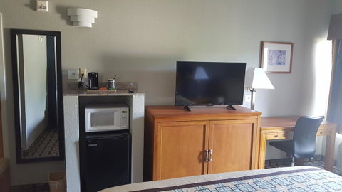 Days Inn & Suites By Wyndham Foley - Click Find 18