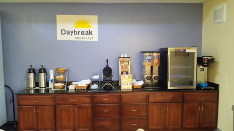 Days Inn & Suites By Wyndham Foley - Click Find 19