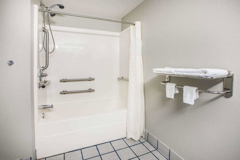 Days Inn & Suites By Wyndham Foley - Click Find 28
