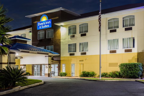 Days Inn & Suites By Wyndham Foley - Click Find 10