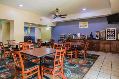 Days Inn & Suites By Wyndham Foley - Click Find 30