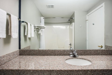Days Inn & Suites By Wyndham Foley - Click Find 6