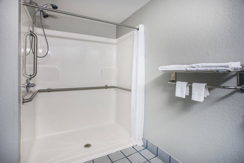 Days Inn & Suites By Wyndham Foley - Click Find 16