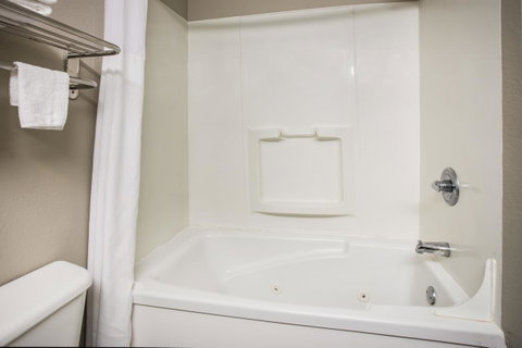 Days Inn & Suites By Wyndham Foley - Click Find 4