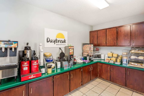 Days Inn By Wyndham Enterprise - Click Find 18