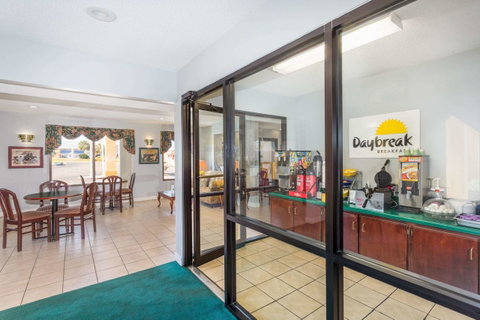 Days Inn By Wyndham Enterprise - Click Find 17