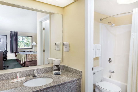 Days Inn By Wyndham Enterprise - Click Find 15
