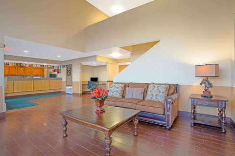 Howard Johnson By Wyndham Williams - Bet 4u 24