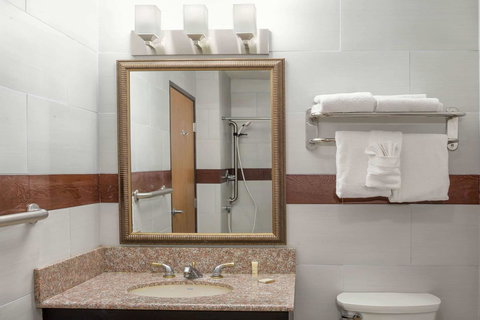 Howard Johnson By Wyndham Williams - Bet 4u 5