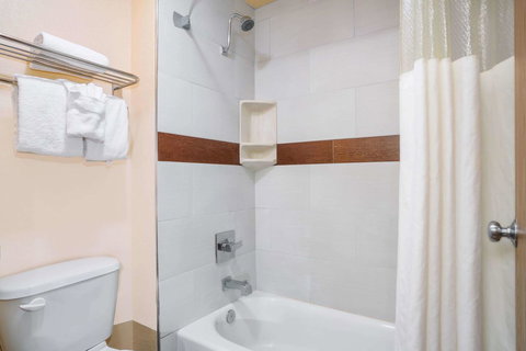 Howard Johnson By Wyndham Williams - Bet 4u 23