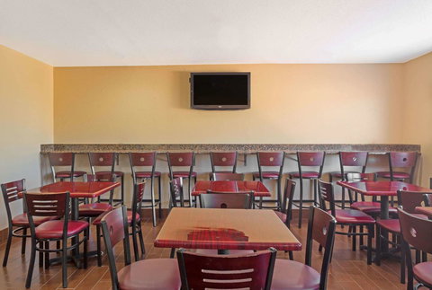 Howard Johnson By Wyndham Williams - Bet 4u 12