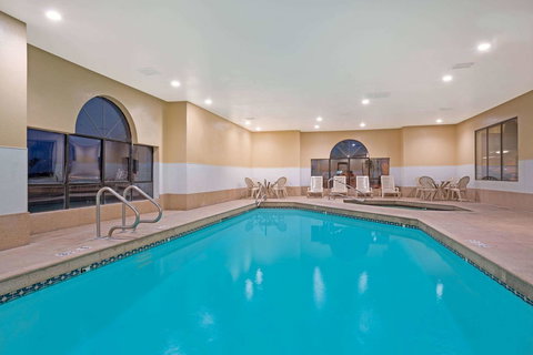 Howard Johnson By Wyndham Williams - Bet 4u 1