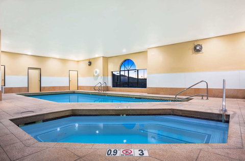 Howard Johnson By Wyndham Williams - Bet 4u 22