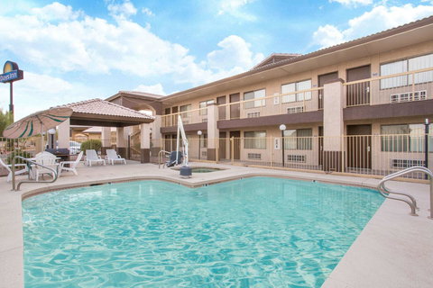 Days Inn By Wyndham Buckeye - Bet 4u 9