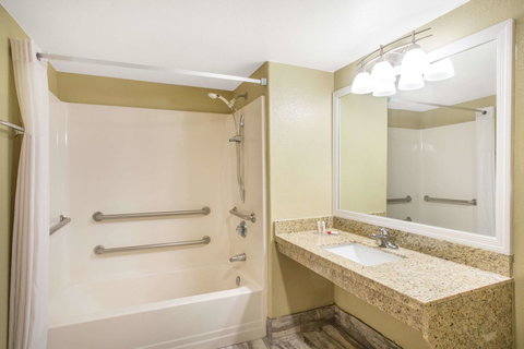 Days Inn By Wyndham Buckeye - Bet 4u 8