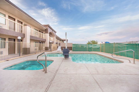 Days Inn By Wyndham Buckeye - Bet 4u 5