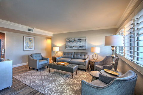 456 Embarcadero Inn & Suites - Click Find 7