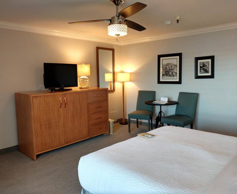 456 Embarcadero Inn & Suites - Click Find 23