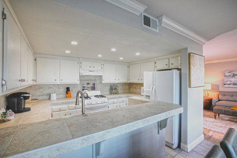 456 Embarcadero Inn & Suites - Click Find 3