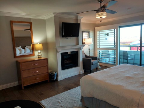 456 Embarcadero Inn & Suites - Click Find 10