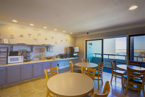 456 Embarcadero Inn & Suites - Click Find 41