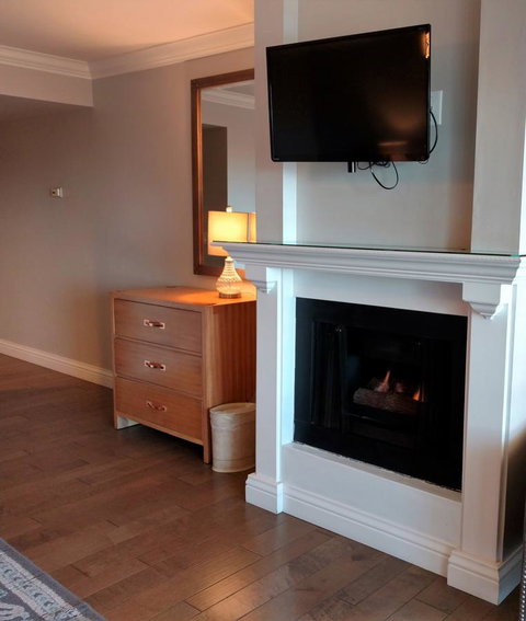 456 Embarcadero Inn & Suites - Click Find 18