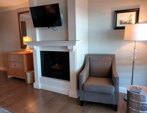 456 Embarcadero Inn & Suites - Click Find 20