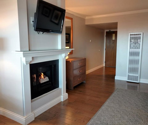 456 Embarcadero Inn & Suites - Click Find 21